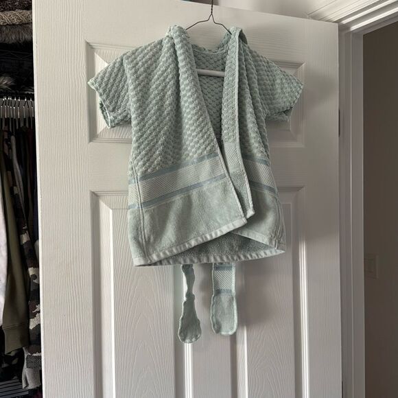 Kids Towel Robe - Green Color - Like New - Hooded Robe - Picture 1 of 3